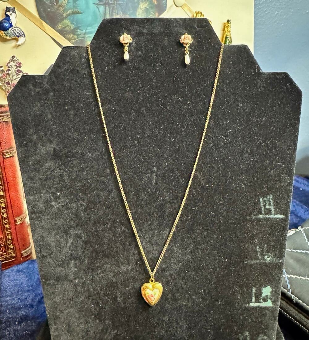 Vintage Gold Tone Rose Heart Locket Necklace & Earrings Jewelry Set